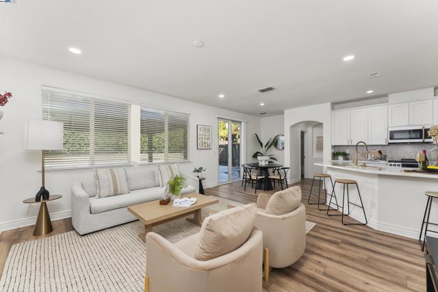 309 Aspen Ct, Roseville CA: https://media.crmls.org/mediaz/e5dd2fae-1a68-4599-8f46-057977077521.jpg