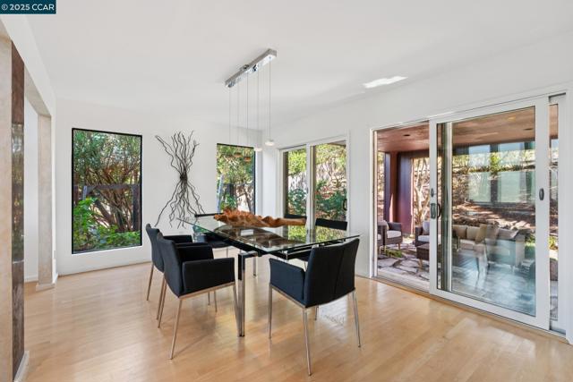 127 Devin Dr, Moraga CA: https://media.crmls.org/mediaz/e5dd4deb-372c-4434-bb71-f196d5233363.jpg