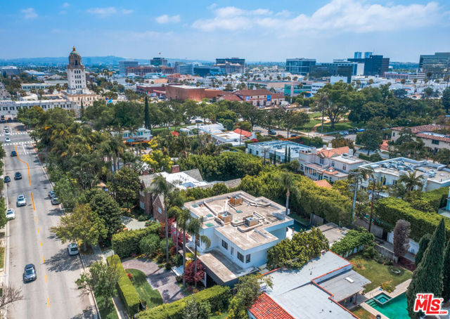 511 N Rexford Drive, Beverly Hills CA: https://media.crmls.org/mediaz/e5dd57c9-9fb2-42b6-b614-c9e97b6c52e5.jpg