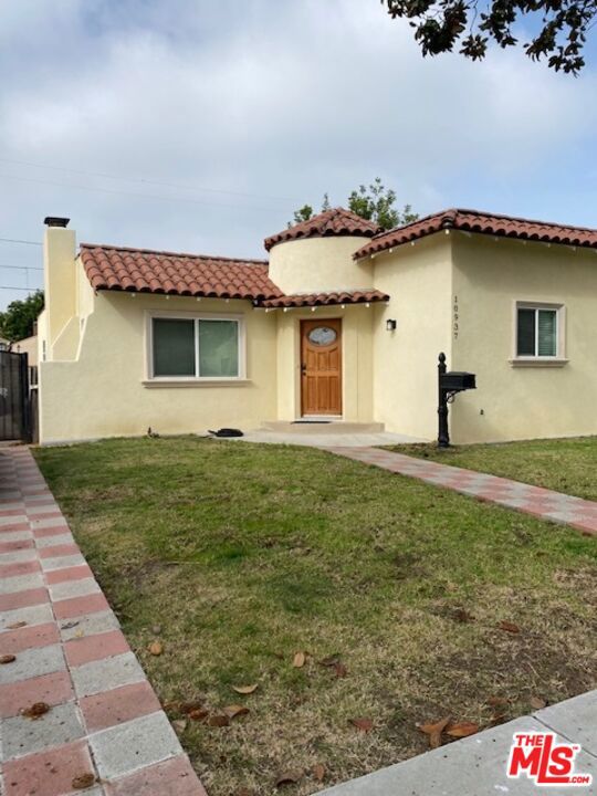 10937 Fairbanks Way, Culver City CA: https://media.crmls.org/mediaz/e5ddfa22-c8f3-4479-93fc-b875a1ddfaf2.jpg