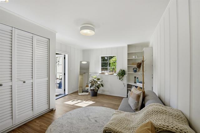 44 Highgate Rd, Kensington CA: https://media.crmls.org/mediaz/e5de0c94-c2e8-4548-8c9c-2131e930d0c5.jpg