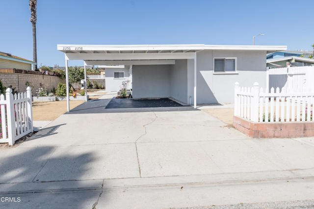 2256 Pierpont Boulevard, Ventura CA: https://media.crmls.org/mediaz/e5de5676-aeea-4985-a232-a8776a5b7219.jpg