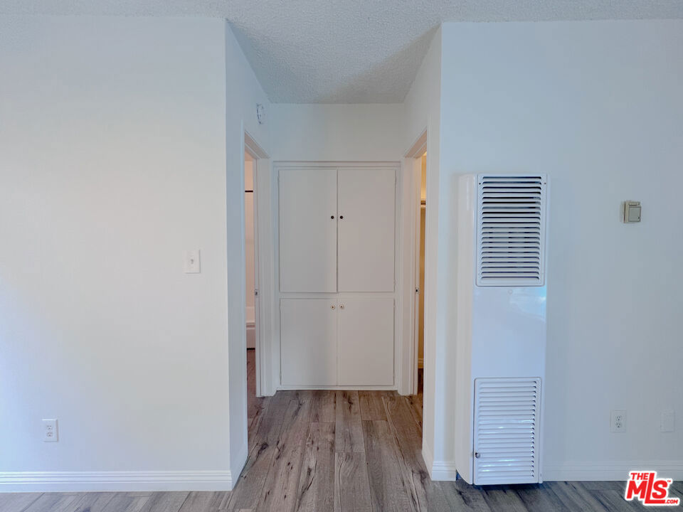 https://media.crmls.org/mediaz/e5def2eb-07b8-4dbb-bdcd-a563d7ddb5e9.jpg?preset=X-Large