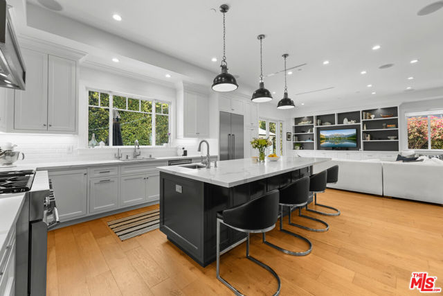 4943 Stern Avenue, Sherman Oaks CA: https://media.crmls.org/mediaz/e5def96e-0049-4cb7-9ebc-fe4fe921e2c4.jpg