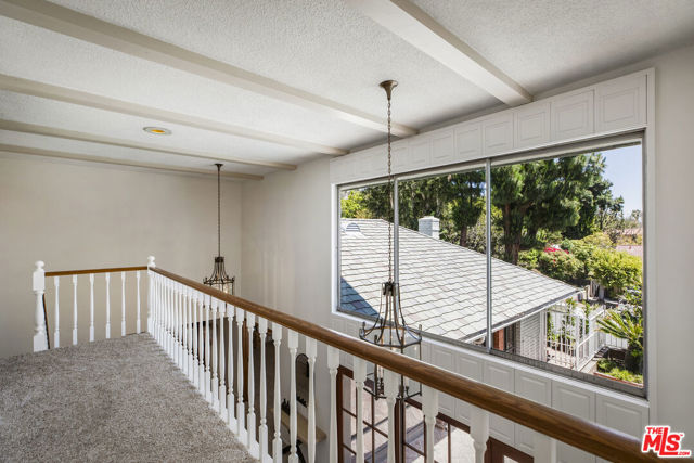 5136 Los Bonitos Way, Los Angeles CA: https://media.crmls.org/mediaz/e5df3dfa-873a-4f54-a052-211adecdeae1.jpg