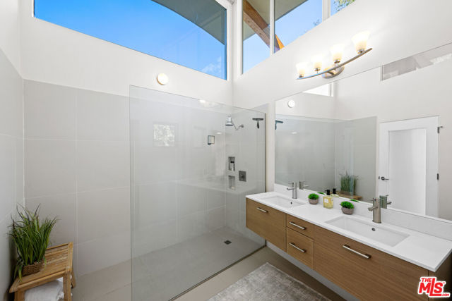 3631 Sunswept Drive, Studio City CA: https://media.crmls.org/mediaz/e5df9555-7126-4d9f-9d6b-eaec18041e5c.jpg