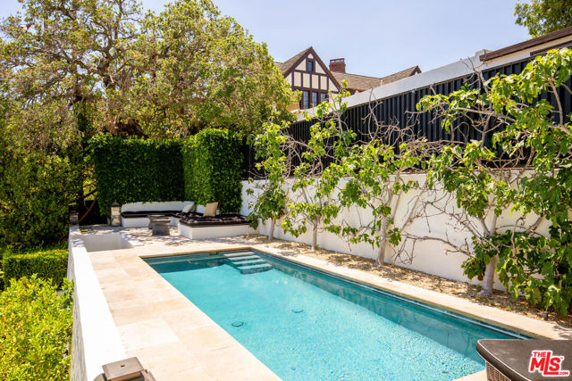 2249 Mountain Oak Drive, Los Angeles CA: https://media.crmls.org/mediaz/e5dfa08c-6e75-4539-964e-6fdb8945eb2c.jpg