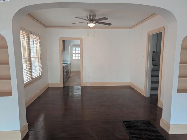 7818 Arthur St, Oakland CA: https://media.crmls.org/mediaz/e5dfd824-2885-4f81-9517-792a522732c2.jpg