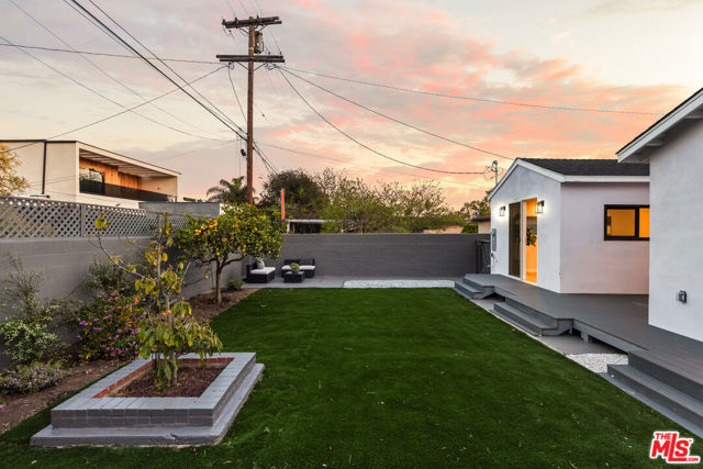 4240 Chase Avenue, Los Angeles CA: https://media.crmls.org/mediaz/e5e0c48a-8549-485a-87d4-4f2d0354a16f.jpg