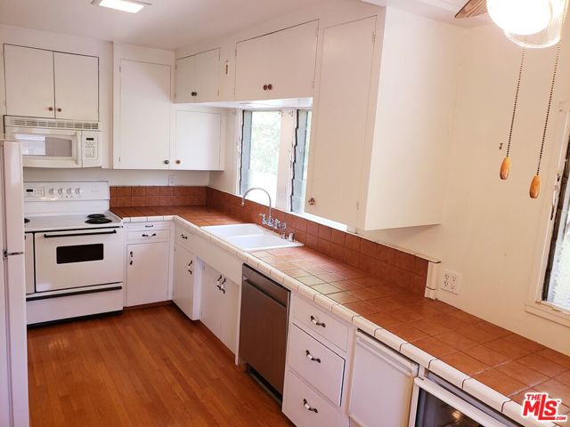1710 Oakwood Street, Pasadena CA: https://media.crmls.org/mediaz/e5e0dc53-3387-4cb3-91fb-742c24275cb8.jpg