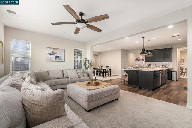 208 Littleton St, Oakley CA: https://media.crmls.org/mediaz/e5e12fcf-5c72-4733-902b-d7655e73dac9.jpg