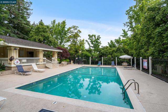 1560 Gilboa Dr, Walnut Creek CA: https://media.crmls.org/mediaz/e5e1a2cc-e45e-4232-87df-fc9667abe5e0.jpg