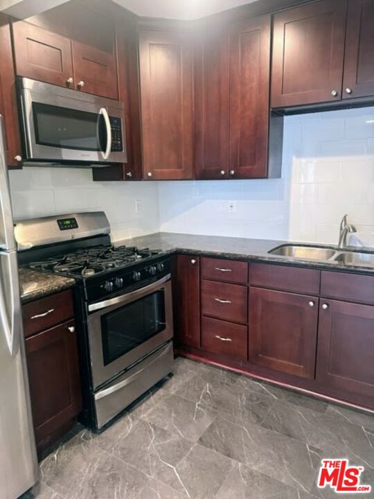 137 S Crescent Drive, Beverly Hills CA: https://media.crmls.org/mediaz/e5e1d09b-3602-44c4-96c2-e80e1d00bf96.jpg