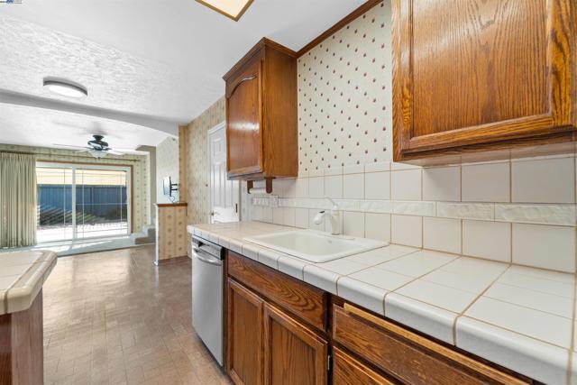 42747 Wixon Dr, Fremont CA: https://media.crmls.org/mediaz/e5e30ad6-dc0c-4fd8-abed-7165c541a8bb.jpg
