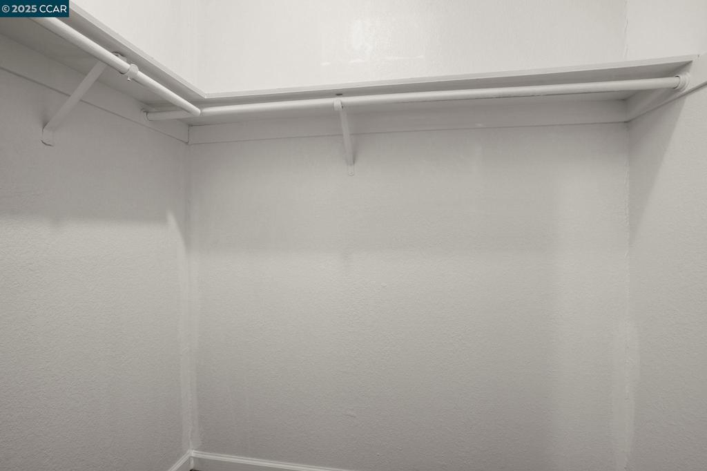 https://media.crmls.org/mediaz/e5e39f5a-f1f9-464f-9c27-8afe2fe03781.jpg?preset=X-Large
