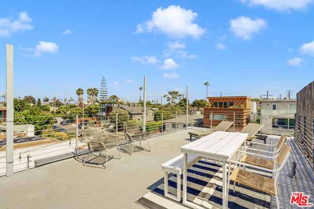 809 Brooks Avenue, Venice CA: https://media.crmls.org/mediaz/e5e3b456-e1e5-4e57-826c-57357811d439.jpg