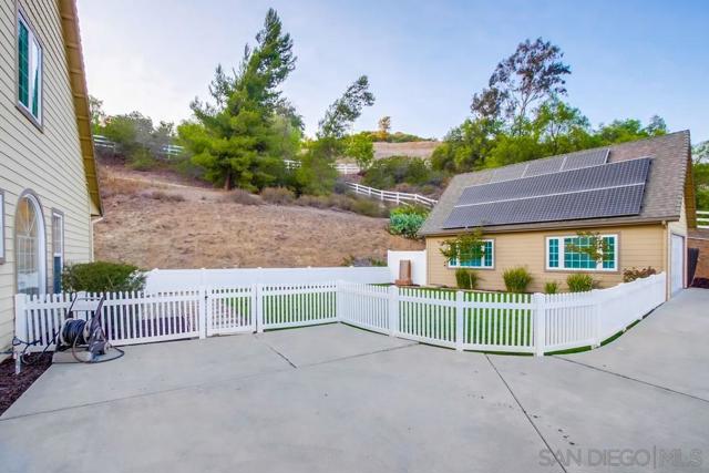 2543 Daisy Ln, Fallbrook CA: https://media.crmls.org/mediaz/e5e3fece-ecaa-4626-b2de-904aafec8366.jpg