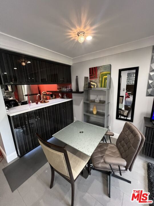 950 N Kings Road, West Hollywood CA: https://media.crmls.org/mediaz/e5e4ddc2-ba24-4292-b743-e95cfbbdfff6.jpg