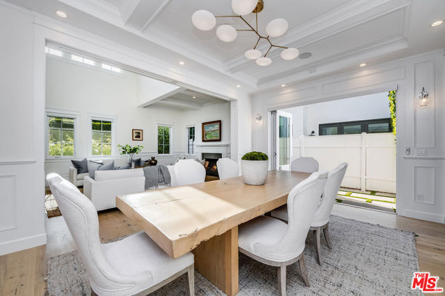 4402 Ledge Avenue, Toluca Lake CA: https://media.crmls.org/mediaz/e5e4e2a6-f880-4c4e-9edb-be4a52848df6.jpg