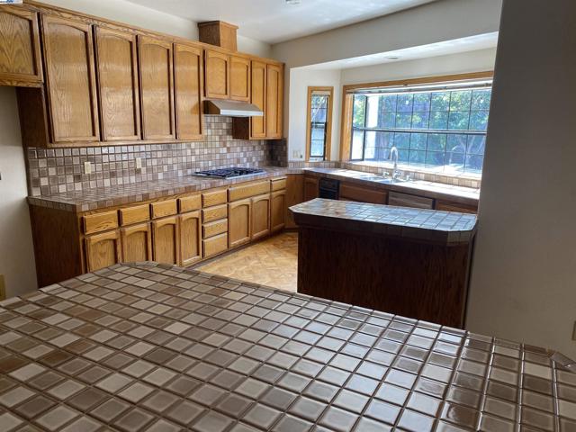 11 Foothill Lane, Pleasanton CA: https://media.crmls.org/mediaz/e5e52948-5bf0-4ac3-9887-84d30b9b225d.jpg