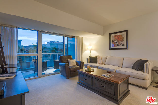 13700 MARINA POINTE Drive, Marina del Rey CA: https://media.crmls.org/mediaz/e5e530b3-89cf-412b-a211-21effec8bd63.jpg