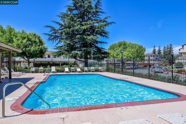 5095 Valley Crest Dr, Concord CA: https://media.crmls.org/mediaz/e5e5e8a1-70ff-4cf1-bab7-31ffdbb3d3c9.jpg