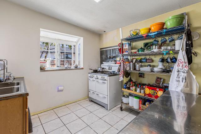 875 Boundary St, San Diego CA: https://media.crmls.org/mediaz/e5e5f069-7bb8-49e3-8590-7b80f15a2ddd.jpg