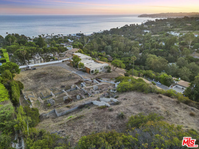 27061 Sea Vista Drive, Malibu CA: https://media.crmls.org/mediaz/e5e6965e-e8ee-4f17-b21b-4b8dd8cd99b1.jpg