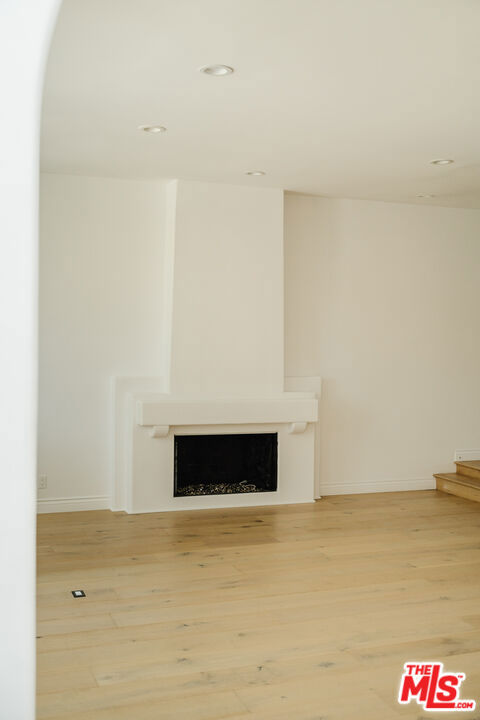 609 21st Place, Santa Monica CA: https://media.crmls.org/mediaz/e5e6ed5a-6610-4c2b-a677-b673d177d68e.jpg
