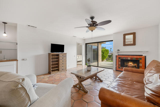 48980 Wildwood Lane, Palm Desert CA: https://media.crmls.org/mediaz/e5e74020-4d3e-48dc-b845-3fc040489827.jpg