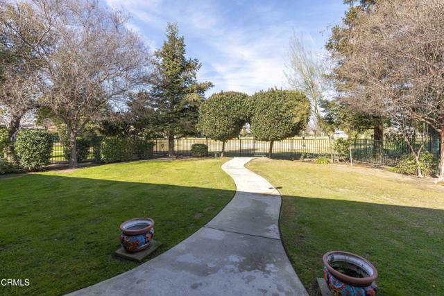 4205 Palisades Circle, Bakersfield CA: https://media.crmls.org/mediaz/e5e75e37-863a-4b05-9ce2-a4c020f5f8c8.jpg