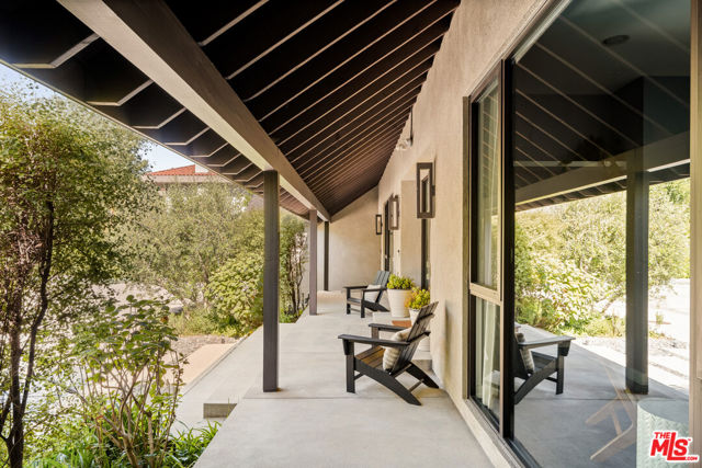 17352 Magnolia Boulevard, Encino CA: https://media.crmls.org/mediaz/e5e8a385-0358-4365-a51d-aa4959e653bf.jpg