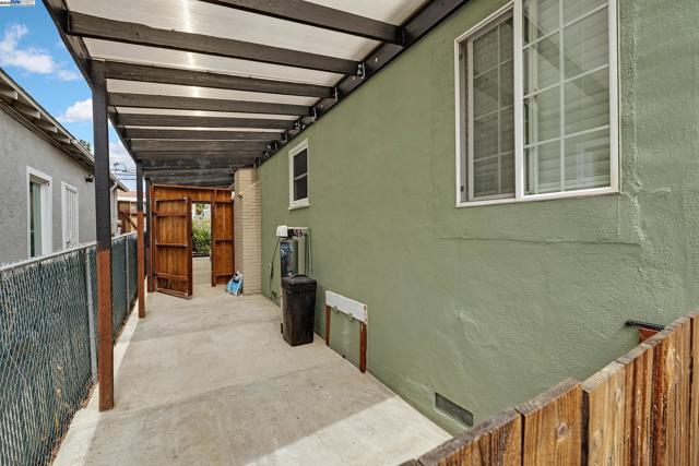 10339 Foothill Blvd, Oakland CA: https://media.crmls.org/mediaz/e5e9dda8-9b32-49bf-8024-36cbd991efbd.jpg