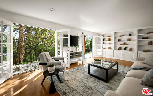 2745 La Cuesta Drive, Los Angeles CA: https://media.crmls.org/mediaz/e5ea1c0f-460c-4c9b-a93f-9b9d2deeeb4d.jpg