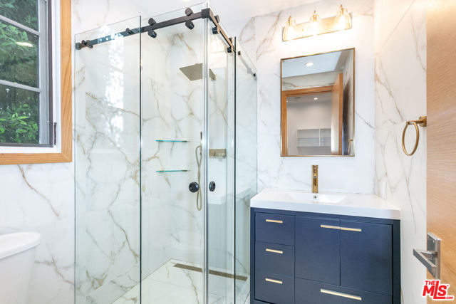 142 N Hamel Drive, Beverly Hills CA: https://media.crmls.org/mediaz/e5eb5b6a-80b1-424a-83d2-4d70b7363187.jpg