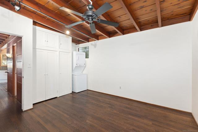 415 W Nutmeg St, San Diego CA: https://media.crmls.org/mediaz/e5eba107-9d70-4c3f-b039-df6ceed5972b.jpg