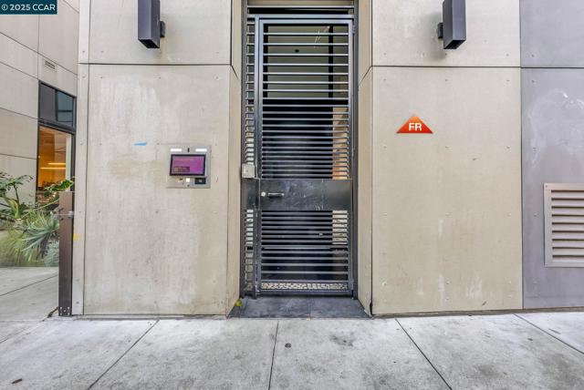 1515 15Th St, San Francisco CA: https://media.crmls.org/mediaz/e5ed008e-2626-468e-919b-030cdba15d8f.jpg