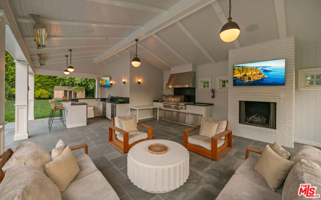 491 N Tigertail Road, Los Angeles CA: https://media.crmls.org/mediaz/e5ed8904-5b1a-4376-941e-83aadaa20d0c.jpg