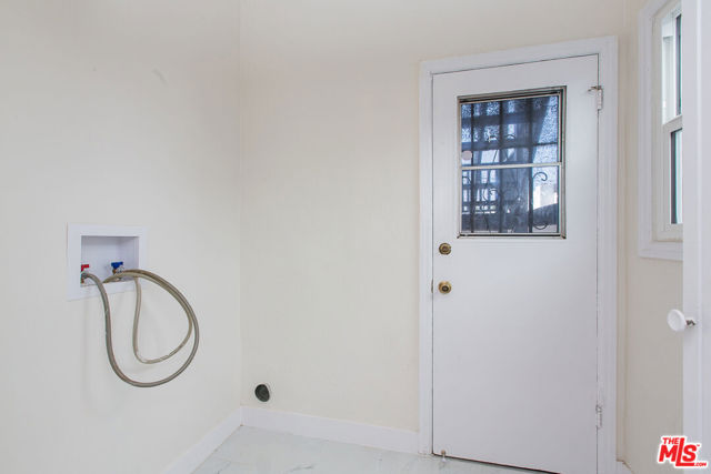 181 S Sycamore Avenue, Los Angeles CA: https://media.crmls.org/mediaz/e5ed98e8-9106-48bb-a152-b3c51c78d2b7.jpg