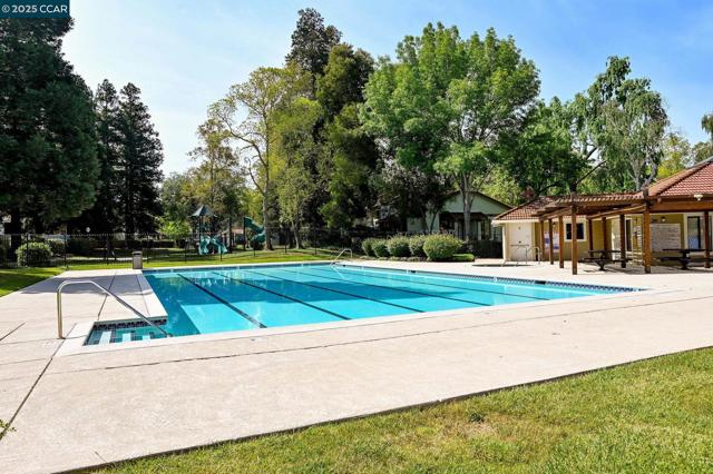 318 Marie Cmn, Livermore CA: https://media.crmls.org/mediaz/e5ee2e6f-0dad-4872-806a-a612f29133de.jpg