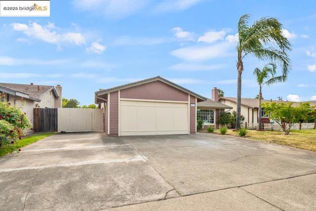 2968 Calle Del Sol Way, Rancho Cordova CA: https://media.crmls.org/mediaz/e5ef4255-3492-4fc1-a10c-545565e65a12.jpg
