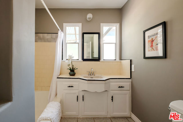 856 858 Coeur D Alene Avenue, Venice CA: https://media.crmls.org/mediaz/e5ef68b5-afad-4f2b-8501-89bae26b479b.jpg