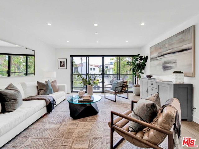 725 N Alfred Street, Los Angeles CA: https://media.crmls.org/mediaz/e5ef6c03-4f41-42a4-b3d8-e145f7c578b6.jpg