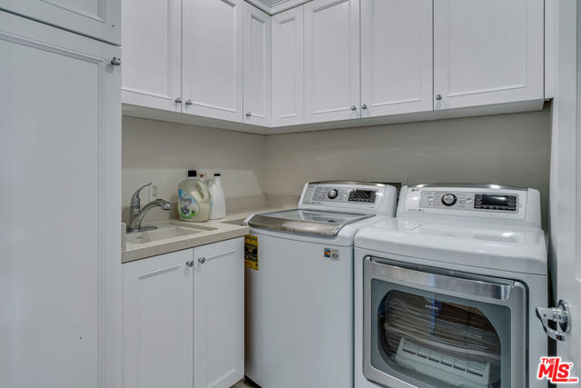 19633 Wells Drive, Tarzana CA: https://media.crmls.org/mediaz/e5f080e7-7247-4e2f-9153-929571ddb30b.jpg