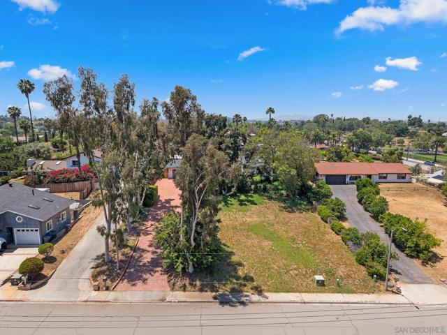 925 Moody Dr, Escondido CA: https://media.crmls.org/mediaz/e5f0fb2e-d23b-428c-bac9-65a17b7b44e2.jpg