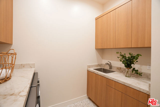 4936 Coolidge Avenue, Culver City CA: https://media.crmls.org/mediaz/e5f1c2d3-7b91-4d76-a635-35ebd26dc4fd.jpg