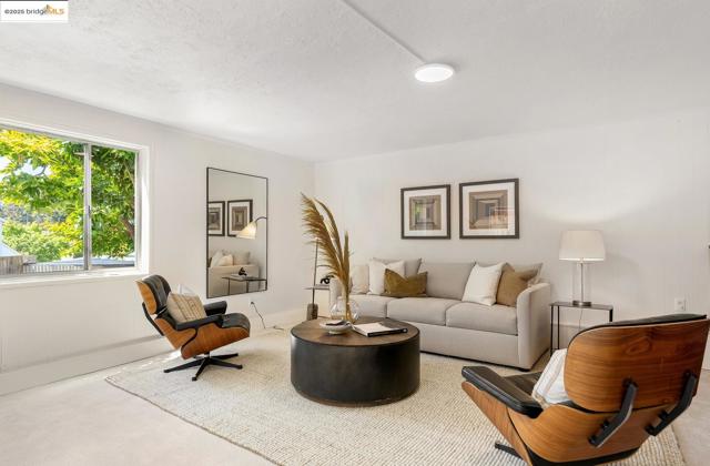 6753 Manor Crest, Oakland CA: https://media.crmls.org/mediaz/e5f25510-276e-47c0-87b0-6b3d8e0f7b66.jpg