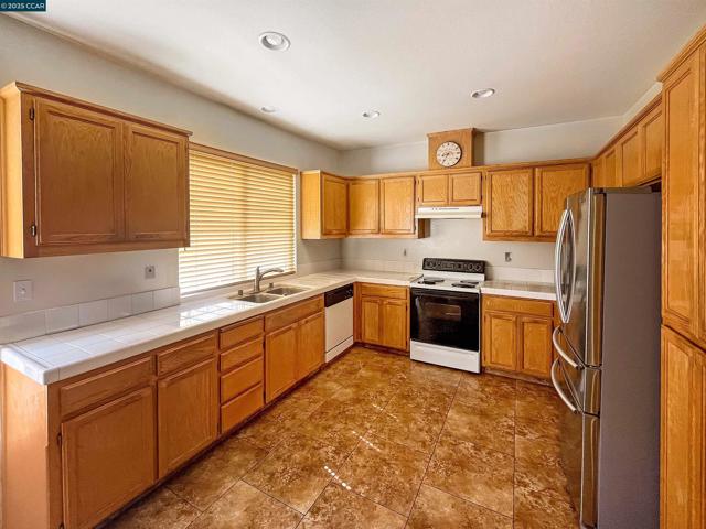 1214 Dover Ln, Tracy CA: https://media.crmls.org/mediaz/e5f3400f-62c2-4c5e-b7e2-4cd4efe85094.jpg