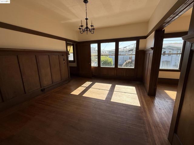 3999 Clarke, Oakland CA: https://media.crmls.org/mediaz/e5f49284-2fff-4370-94fa-1c904193de29.jpg