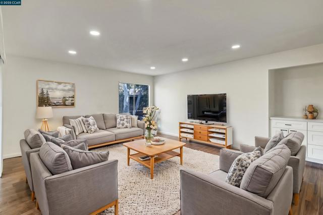 440 N Civic Dr, Walnut Creek CA: https://media.crmls.org/mediaz/e5f4b8a4-a9b8-44d6-8477-751ddd1c16d4.jpg